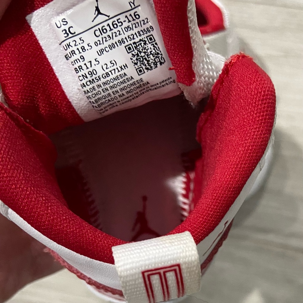 Jordan 11 - Picture 2 of 5